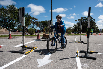 Montevideo, Uruguay.- En las fotos tomadas el 18 de octubre del 2021, muestra a los niños jugando en un parque de Montevideo. Uruguay sufre la tasa de natalidad más baja de su historia, en números brutos, la nación sudamericana pasó de casi 49.000 nacimientos en 2015 a menos de 36.000 en 2020. Esto se traduce en un promedio de 1,4 hijos por mujer, la tasa de fecundidad más baja de la historia uruguaya.