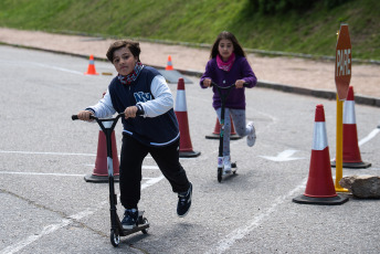 Montevideo, Uruguay.- En las fotos tomadas el 18 de octubre del 2021, muestra a los niños jugando en un parque de Montevideo. Uruguay sufre la tasa de natalidad más baja de su historia, en números brutos, la nación sudamericana pasó de casi 49.000 nacimientos en 2015 a menos de 36.000 en 2020. Esto se traduce en un promedio de 1,4 hijos por mujer, la tasa de fecundidad más baja de la historia uruguaya.