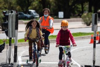 Montevideo, Uruguay.- En las fotos tomadas el 18 de octubre del 2021, muestra a los niños jugando en un parque de Montevideo. Uruguay sufre la tasa de natalidad más baja de su historia, en números brutos, la nación sudamericana pasó de casi 49.000 nacimientos en 2015 a menos de 36.000 en 2020. Esto se traduce en un promedio de 1,4 hijos por mujer, la tasa de fecundidad más baja de la historia uruguaya.