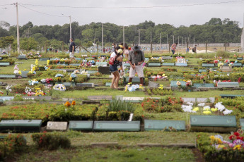 Manos, Brazil.- In the photos taken on November 3, 2021, people visit their deceased loved ones in a cemetery in the city of Manaus, Brazil. The total of Covid-19 deaths in seven days in Brazil has reached its lowest level since the start of the pandemic, according to the research site Our World in Data. In the seven days to November 1, the country recorded 2,188 deaths - a level not seen since April 2020 - as the vaccination campaign increasingly spread.