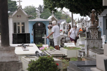 Manos, Brazil.- In the photos taken on November 3, 2021, people visit their deceased loved ones in a cemetery in the city of Manaus, Brazil. The total of Covid-19 deaths in seven days in Brazil has reached its lowest level since the start of the pandemic, according to the research site Our World in Data. In the seven days to November 1, the country recorded 2,188 deaths - a level not seen since April 2020 - as the vaccination campaign increasingly spread.