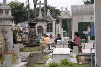 Manos, Brazil.- In the photos taken on November 3, 2021, people visit their deceased loved ones in a cemetery in the city of Manaus, Brazil. The total of Covid-19 deaths in seven days in Brazil has reached its lowest level since the start of the pandemic, according to the research site Our World in Data. In the seven days to November 1, the country recorded 2,188 deaths - a level not seen since April 2020 - as the vaccination campaign increasingly spread.