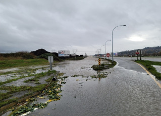 Abbotsford, Canada.- In the photos taken on November 17, 2021, it shows the streets of the city of Abbotsford flooded. As many parts of western Washington began to dry out Tuesday after a storm that left rain for days, water continued to rise in some areas, authorities urged more people to evacuate and crews tried to restore power and reopen roads.