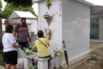 Manos, Brazil.- In the photos taken on November 3, 2021, people visit their deceased loved ones in a cemetery in the city of Manaus, Brazil. The total of Covid-19 deaths in seven days in Brazil has reached its lowest level since the start of the pandemic, according to the research site Our World in Data. In the seven days to November 1, the country recorded 2,188 deaths - a level not seen since April 2020 - as the vaccination campaign increasingly spread.