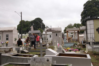 Manos, Brazil.- In the photos taken on November 3, 2021, people visit their deceased loved ones in a cemetery in the city of Manaus, Brazil. The total of Covid-19 deaths in seven days in Brazil has reached its lowest level since the start of the pandemic, according to the research site Our World in Data. In the seven days to November 1, the country recorded 2,188 deaths - a level not seen since April 2020 - as the vaccination campaign increasingly spread.