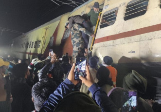 Bengala Occidental, India.- En las fotos tomadas el 13 de enero del 2021, unidades de rescate ayudan a los afectados en el accidente de tren en el estado de Bengala Occidental. Al menos nueve personas murieron y otras 36 resultaron heridas luego de que un tren de pasajeros descarrilara el jueves por la noche, según el operador ferroviario.