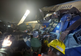 West Bengal, India.- In the photos taken on January 13, 2021, rescue units help those affected in the train accident in the state of West Bengal. At least nine people were killed and 36 others injured after a passenger train derailed Thursday night, according to the rail operator.