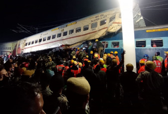 Bengala Occidental, India.- En las fotos tomadas el 13 de enero del 2021, unidades de rescate ayudan a los afectados en el accidente de tren en el estado de Bengala Occidental. Al menos nueve personas murieron y otras 36 resultaron heridas luego de que un tren de pasajeros descarrilara el jueves por la noche, según el operador ferroviario.