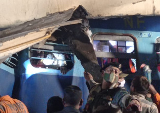 West Bengal, India.- In the photos taken on January 13, 2021, rescue units help those affected in the train accident in the state of West Bengal. At least nine people were killed and 36 others injured after a passenger train derailed Thursday night, according to the rail operator.