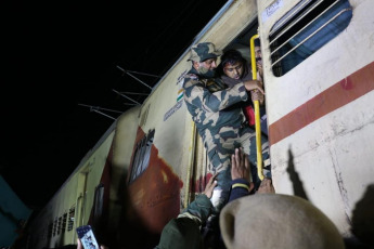 West Bengal, India.- In the photos taken on January 13, 2021, rescue units help those affected in the train accident in the state of West Bengal. At least nine people were killed and 36 others injured after a passenger train derailed Thursday night, according to the rail operator.