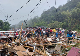 Pereira, Colombia.- In the photos taken on February 9, 2022, authorities carry out rescue tasks in the area affected by a landslide in the border area between the municipalities of Dosquebradas and Pereira in Risaralda. The incident occurred due to the constant rains due to the winter storm that plagues the Andean region and other areas of the country. So far, 16 fatalities and more than 30 injured have been recorded, in addition, the location of several reported missing persons has yet to be established.