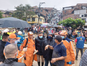 Pereira, Colombia.- In the photos taken on February 9, 2022, authorities carry out rescue tasks in the area affected by a landslide in the border area between the municipalities of Dosquebradas and Pereira in Risaralda. The incident occurred due to the constant rains due to the winter storm that plagues the Andean region and other areas of the country. So far, 16 fatalities and more than 30 injured have been recorded, in addition, the location of several reported missing persons has yet to be established.