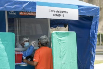 Lima, Perú.- En las fotos tomadas el 21 de febrero del 2022, profesionales de la salud participan de una jornada sanitaria contra el coronavirus. Desde abril del 2020, Perú ha llegado a registrar la cifra más baja de hospitalizados por coronavirus, según los datos abiertos del Ministerio de Salud (minsa), asimismo, el promedio de muertes diario también sigue en descenso.