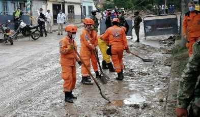 Pereira, Colombia.- In the photos taken on February 9, 2022, authorities carry out rescue tasks in the area affected by a landslide in the border area between the municipalities of Dosquebradas and Pereira in Risaralda. The incident occurred due to the constant rains due to the winter storm that plagues the Andean region and other areas of the country. So far, 16 fatalities and more than 30 injured have been recorded, in addition, the location of several reported missing persons has yet to be established.