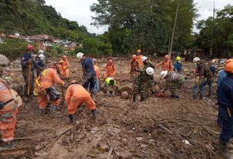 Pereira, Colombia.- In the photos taken on February 9, 2022, authorities carry out rescue tasks in the area affected by a landslide in the border area between the municipalities of Dosquebradas and Pereira in Risaralda. The incident occurred due to the constant rains due to the winter storm that plagues the Andean region and other areas of the country. So far, 16 fatalities and more than 30 injured have been recorded, in addition, the location of several reported missing persons has yet to be established.