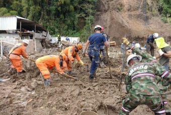 Pereira, Colombia.- In the photos taken on February 9, 2022, authorities carry out rescue tasks in the area affected by a landslide in the border area between the municipalities of Dosquebradas and Pereira in Risaralda. The incident occurred due to the constant rains due to the winter storm that plagues the Andean region and other areas of the country. So far, 16 fatalities and more than 30 injured have been recorded, in addition, the location of several reported missing persons has yet to be established.