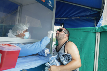 Lima, Perú.- En las fotos tomadas el 21 de febrero del 2022, profesionales de la salud participan de una jornada sanitaria contra el coronavirus. Desde abril del 2020, Perú ha llegado a registrar la cifra más baja de hospitalizados por coronavirus, según los datos abiertos del Ministerio de Salud (minsa), asimismo, el promedio de muertes diario también sigue en descenso.