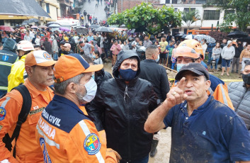 Pereira, Colombia.- In the photos taken on February 9, 2022, authorities carry out rescue tasks in the area affected by a landslide in the border area between the municipalities of Dosquebradas and Pereira in Risaralda. The incident occurred due to the constant rains due to the winter storm that plagues the Andean region and other areas of the country. So far, 16 fatalities and more than 30 injured have been recorded, in addition, the location of several reported missing persons has yet to be established.