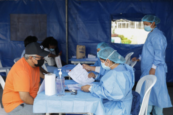 Lima, Perú.- En las fotos tomadas el 21 de febrero del 2022, profesionales de la salud participan de una jornada sanitaria contra el coronavirus. Desde abril del 2020, Perú ha llegado a registrar la cifra más baja de hospitalizados por coronavirus, según los datos abiertos del Ministerio de Salud (minsa), asimismo, el promedio de muertes diario también sigue en descenso.