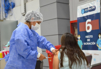 San Juan, Argentina.- En las fotos tomadas el 21 de febrero del 2022, muestra un centro de vacunación contra el coronavirus. El ministerio de Salud de la Nación informó este domingo que, en las últimas 24 horas, se registraron 93 muertes por coronavirus y 4.450 nuevos contagios, la cifra más baja en dos meses. La última vez que se registró un número menor de infectados fue el 19 de diciembre de 2021, con 3.254.