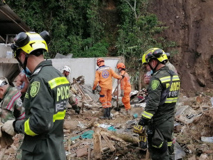 Pereira, Colombia.- In the photos taken on February 9, 2022, authorities carry out rescue tasks in the area affected by a landslide in the border area between the municipalities of Dosquebradas and Pereira in Risaralda. The incident occurred due to the constant rains due to the winter storm that plagues the Andean region and other areas of the country. So far, 16 fatalities and more than 30 injured have been recorded, in addition, the location of several reported missing persons has yet to be established.