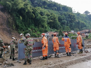 Pereira, Colombia.- In the photos taken on February 9, 2022, authorities carry out rescue tasks in the area affected by a landslide in the border area between the municipalities of Dosquebradas and Pereira in Risaralda. The incident occurred due to the constant rains due to the winter storm that plagues the Andean region and other areas of the country. So far, 16 fatalities and more than 30 injured have been recorded, in addition, the location of several reported missing persons has yet to be established.