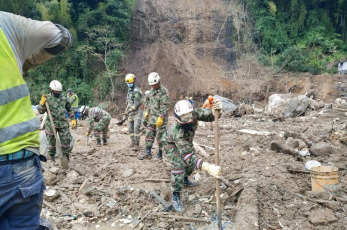 Pereira, Colombia.- In the photos taken on February 9, 2022, authorities carry out rescue tasks in the area affected by a landslide in the border area between the municipalities of Dosquebradas and Pereira in Risaralda. The incident occurred due to the constant rains due to the winter storm that plagues the Andean region and other areas of the country. So far, 16 fatalities and more than 30 injured have been recorded, in addition, the location of several reported missing persons has yet to be established.