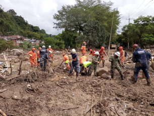 Pereira, Colombia.- En las fotos tomadas el 9 de febrero del 2022, autoridades realizan tareas de rescate en la zona afectada por un derrumbe de tierra en la zona limítrofe entre los municipios de Dosquebradas y Pereira en Risaralda. El hecho ocurrió debido a las constantes lluvias por el temporal de invierno que azota la región Andina y otras zonas del país. Hasta el momento, se contabilizan 16 víctimas fatales y más de 30 heridos, además, aún falta por establecer la ubicación de varios desaparecidos reportados.