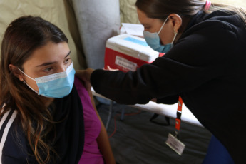 Santiago de Chile, Chile.- In the photos taken on March 9, 2022, it shows a vaccination center against the coronavirus. The Ministry of Health reported this Tuesday, a new balance of Covid-19, confirming 10,815 new cases, adding 3,214,326 since the start of the pandemic. This number of infections is the lowest in the last seven weeks. Last January 19 was the day with the fewest figures, when 9,509 cases were registered.