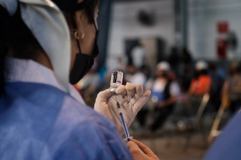 Jalisco, México.- En las fotos tomadas el 15 de marzo del 2022, profesionales de la salud participan de una jornada sanitaria contra el coronavirus. La Secretaría de Salud, informó este lunes que hubo una reducción del 40% en el número de contagios de COVID-19, mientras que se registraron 12 muertes en el último día, la cifra más baja en lo que va del año.