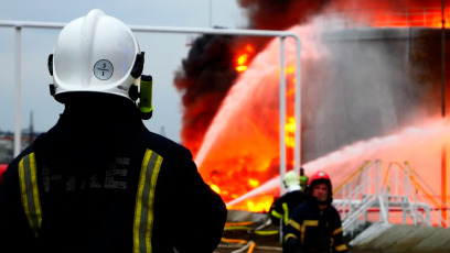 Lviv, Ucrania.- En las fotos tomadas el 27 de marzo del 2021, autoridades intentan controlar un incedio en Lviv como resultado del bombardeo en el territorio de una de las empresas industriales para el almacenamiento de combustible. La ciudad de Lviv, situada al oeste de Ucrania sufrió dos ataques del Ejército ruso este fin de semana, una ofensiva que dejó al menos cinco heridos, según informó el gobernador de la región, Maxime Kozytsky.
