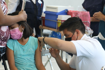 Jalisco, México.- En las fotos tomadas el 23 de marzo del 2022, muestra un centro de vacunación contra el coronavirus. Según la Dirección General de Epidemiología, este martes se registraron 5 millones 636 mil 54 contagios totales y 322 mil 119 muertes acumuladas. Así que en las últimas 24 horas se contabilizaron 554 nuevos contagios y 12 fallecimientos recientes. Con ello, el país presentó la cifra más baja de defunciones por Covid-19 desde que inició la pandemia en el país.