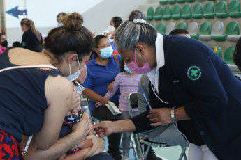 Jalisco, México.- En las fotos tomadas el 23 de marzo del 2022, muestra un centro de vacunación contra el coronavirus. Según la Dirección General de Epidemiología, este martes se registraron 5 millones 636 mil 54 contagios totales y 322 mil 119 muertes acumuladas. Así que en las últimas 24 horas se contabilizaron 554 nuevos contagios y 12 fallecimientos recientes. Con ello, el país presentó la cifra más baja de defunciones por Covid-19 desde que inició la pandemia en el país.