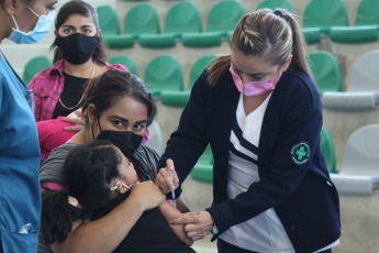 Jalisco, México.- En las fotos tomadas el 23 de marzo del 2022, muestra un centro de vacunación contra el coronavirus. Según la Dirección General de Epidemiología, este martes se registraron 5 millones 636 mil 54 contagios totales y 322 mil 119 muertes acumuladas. Así que en las últimas 24 horas se contabilizaron 554 nuevos contagios y 12 fallecimientos recientes. Con ello, el país presentó la cifra más baja de defunciones por Covid-19 desde que inició la pandemia en el país.