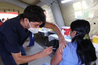 Santiago de Chile, Chile.- In the photos taken on March 9, 2022, it shows a vaccination center against the coronavirus. The Ministry of Health reported this Tuesday, a new balance of Covid-19, confirming 10,815 new cases, adding 3,214,326 since the start of the pandemic. This number of infections is the lowest in the last seven weeks. Last January 19 was the day with the fewest figures, when 9,509 cases were registered.