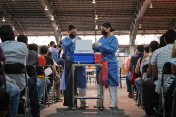 Jalisco, México.- En las fotos tomadas el 15 de marzo del 2022, profesionales de la salud participan de una jornada sanitaria contra el coronavirus. La Secretaría de Salud, informó este lunes que hubo una reducción del 40% en el número de contagios de COVID-19, mientras que se registraron 12 muertes en el último día, la cifra más baja en lo que va del año.