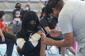 Jalisco, México.- En las fotos tomadas el 23 de marzo del 2022, muestra un centro de vacunación contra el coronavirus. Según la Dirección General de Epidemiología, este martes se registraron 5 millones 636 mil 54 contagios totales y 322 mil 119 muertes acumuladas. Así que en las últimas 24 horas se contabilizaron 554 nuevos contagios y 12 fallecimientos recientes. Con ello, el país presentó la cifra más baja de defunciones por Covid-19 desde que inició la pandemia en el país.