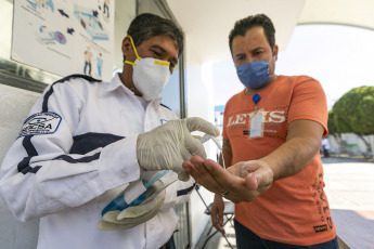 Jalisco, México.- En las fotos tomadas el 15 de marzo del 2022, profesionales de la salud participan de una jornada sanitaria contra el coronavirus. La Secretaría de Salud, informó este lunes que hubo una reducción del 40% en el número de contagios de COVID-19, mientras que se registraron 12 muertes en el último día, la cifra más baja en lo que va del año.