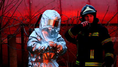 Lviv, Ucrania.- En las fotos tomadas el 27 de marzo del 2021, autoridades intentan controlar un incedio en Lviv como resultado del bombardeo en el territorio de una de las empresas industriales para el almacenamiento de combustible. La ciudad de Lviv, situada al oeste de Ucrania sufrió dos ataques del Ejército ruso este fin de semana, una ofensiva que dejó al menos cinco heridos, según informó el gobernador de la región, Maxime Kozytsky.