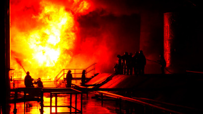 Lviv, Ucrania.- En las fotos tomadas el 27 de marzo del 2021, autoridades intentan controlar un incedio en Lviv como resultado del bombardeo en el territorio de una de las empresas industriales para el almacenamiento de combustible. La ciudad de Lviv, situada al oeste de Ucrania sufrió dos ataques del Ejército ruso este fin de semana, una ofensiva que dejó al menos cinco heridos, según informó el gobernador de la región, Maxime Kozytsky.