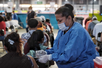 Jalisco, México.- En las fotos tomadas el 15 de marzo del 2022, profesionales de la salud participan de una jornada sanitaria contra el coronavirus. La Secretaría de Salud, informó este lunes que hubo una reducción del 40% en el número de contagios de COVID-19, mientras que se registraron 12 muertes en el último día, la cifra más baja en lo que va del año.