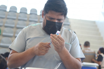 Jalisco, México.- En las fotos tomadas el 23 de marzo del 2022, muestra un centro de vacunación contra el coronavirus. Según la Dirección General de Epidemiología, este martes se registraron 5 millones 636 mil 54 contagios totales y 322 mil 119 muertes acumuladas. Así que en las últimas 24 horas se contabilizaron 554 nuevos contagios y 12 fallecimientos recientes. Con ello, el país presentó la cifra más baja de defunciones por Covid-19 desde que inició la pandemia en el país.