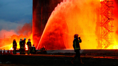 Lviv, Ucrania.- En las fotos tomadas el 27 de marzo del 2021, autoridades intentan controlar un incedio en Lviv como resultado del bombardeo en el territorio de una de las empresas industriales para el almacenamiento de combustible. La ciudad de Lviv, situada al oeste de Ucrania sufrió dos ataques del Ejército ruso este fin de semana, una ofensiva que dejó al menos cinco heridos, según informó el gobernador de la región, Maxime Kozytsky.
