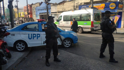 Rio de Janeiro, Brasil.- En las fotos tomadas el 28 de abril del 2022, miembros de la policía realizan controles en las calles de Rio de Janeiro. Río de Janeiro, una de las regiones más violentas de Brasil, registró 760 homicidios en el primer trimestre, con una caída del 18 % frente a los tres primeros meses de 2021 y la menor cifra para el período desde 1991, según informó el Instituto regional de Seguridad Pública (ISP).