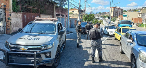 Rio de Janeiro, Brasil.- En las fotos tomadas el 28 de abril del 2022, miembros de la policía realizan controles en las calles de Rio de Janeiro. Río de Janeiro, una de las regiones más violentas de Brasil, registró 760 homicidios en el primer trimestre, con una caída del 18 % frente a los tres primeros meses de 2021 y la menor cifra para el período desde 1991, según informó el Instituto regional de Seguridad Pública (ISP).
