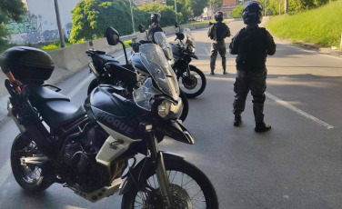 Rio de Janeiro, Brasil.- En las fotos tomadas el 28 de abril del 2022, miembros de la policía realizan controles en las calles de Rio de Janeiro. Río de Janeiro, una de las regiones más violentas de Brasil, registró 760 homicidios en el primer trimestre, con una caída del 18 % frente a los tres primeros meses de 2021 y la menor cifra para el período desde 1991, según informó el Instituto regional de Seguridad Pública (ISP).