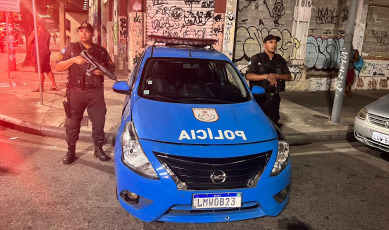 Rio de Janeiro, Brasil.- En las fotos tomadas el 28 de abril del 2022, miembros de la policía realizan controles en las calles de Rio de Janeiro. Río de Janeiro, una de las regiones más violentas de Brasil, registró 760 homicidios en el primer trimestre, con una caída del 18 % frente a los tres primeros meses de 2021 y la menor cifra para el período desde 1991, según informó el Instituto regional de Seguridad Pública (ISP).
