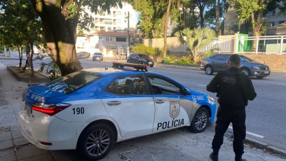 Rio de Janeiro, Brasil.- En las fotos tomadas el 28 de abril del 2022, miembros de la policía realizan controles en las calles de Rio de Janeiro. Río de Janeiro, una de las regiones más violentas de Brasil, registró 760 homicidios en el primer trimestre, con una caída del 18 % frente a los tres primeros meses de 2021 y la menor cifra para el período desde 1991, según informó el Instituto regional de Seguridad Pública (ISP).