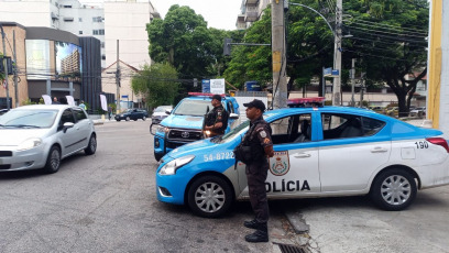 Rio de Janeiro, Brasil.- En las fotos tomadas el 28 de abril del 2022, miembros de la policía realizan controles en las calles de Rio de Janeiro. Río de Janeiro, una de las regiones más violentas de Brasil, registró 760 homicidios en el primer trimestre, con una caída del 18 % frente a los tres primeros meses de 2021 y la menor cifra para el período desde 1991, según informó el Instituto regional de Seguridad Pública (ISP).