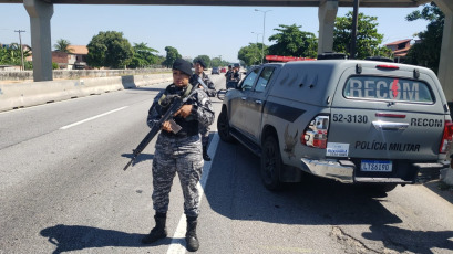 Rio de Janeiro, Brasil.- En las fotos tomadas el 28 de abril del 2022, miembros de la policía realizan controles en las calles de Rio de Janeiro. Río de Janeiro, una de las regiones más violentas de Brasil, registró 760 homicidios en el primer trimestre, con una caída del 18 % frente a los tres primeros meses de 2021 y la menor cifra para el período desde 1991, según informó el Instituto regional de Seguridad Pública (ISP).